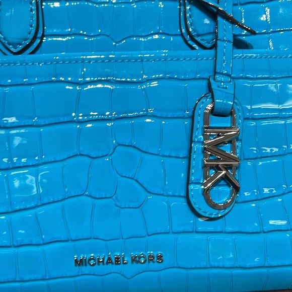 Michael Kors Gigi Small Crocodile Embossed
Leather Messenger Bag
SANTORINI BLUE - Picture 5 of 16